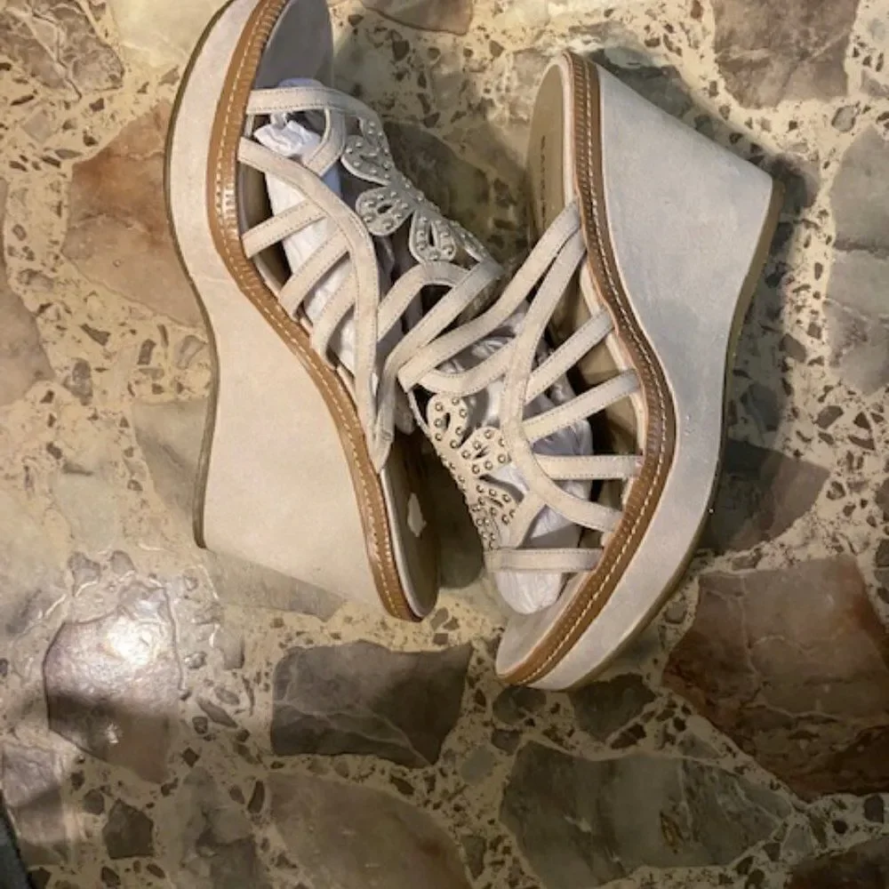 Final Sale - Bandolino Cream Wedges, size 10
